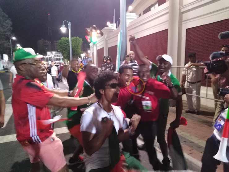 جماهير مدغشقر تحتفل في شوارع الإسكندرية (1)