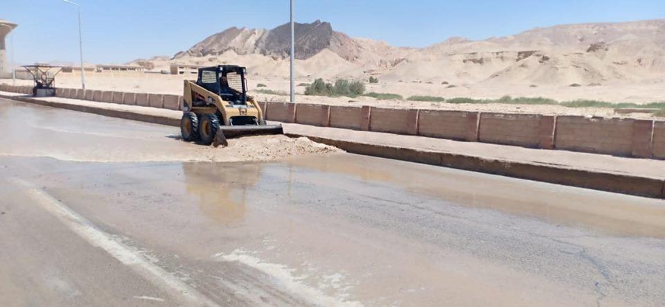 كسر في خط مياه يغرق شوارع رئيسية في مدينة أبو زنيمة (2)