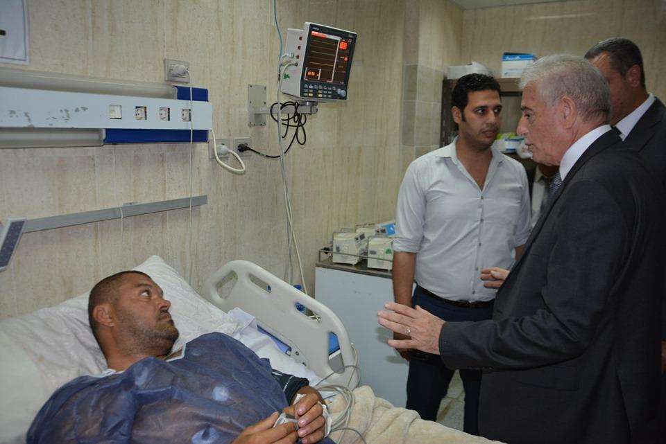 المحافظ يزور المرضي بمستشفى الطور (4)