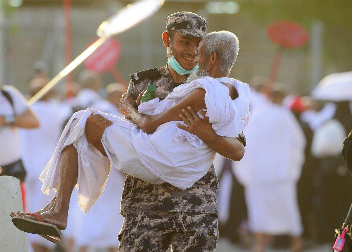 شرطي سعودي يحمل مسنا أرهقه المشي يوم عرفة (1)