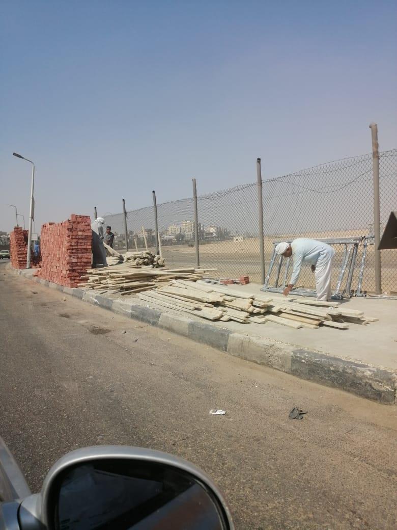استبدال السور الحديدي بحرم مطار القاهرة بآخر مسلح (2)