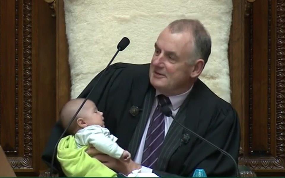 رئيس البرلمان النيوزيلندى يرضع طفلا خلال الجلسة العامة (1)