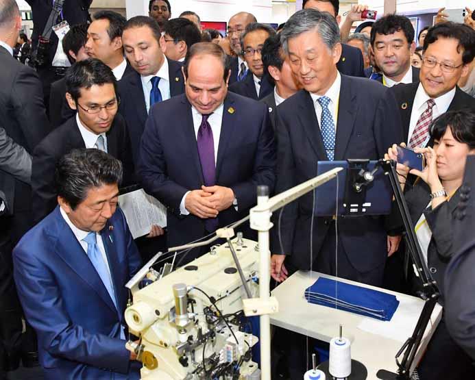 الرئيس السيسي يتفقد أجنحة معرض منظمة اليابان للتجارة الخارجية (1)