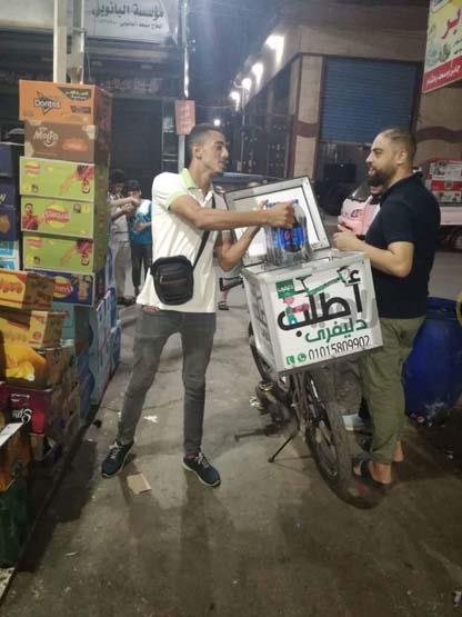 اثناء تسوق عبد السلام لجلب مواد غذائية لتوصيلها للمنازل