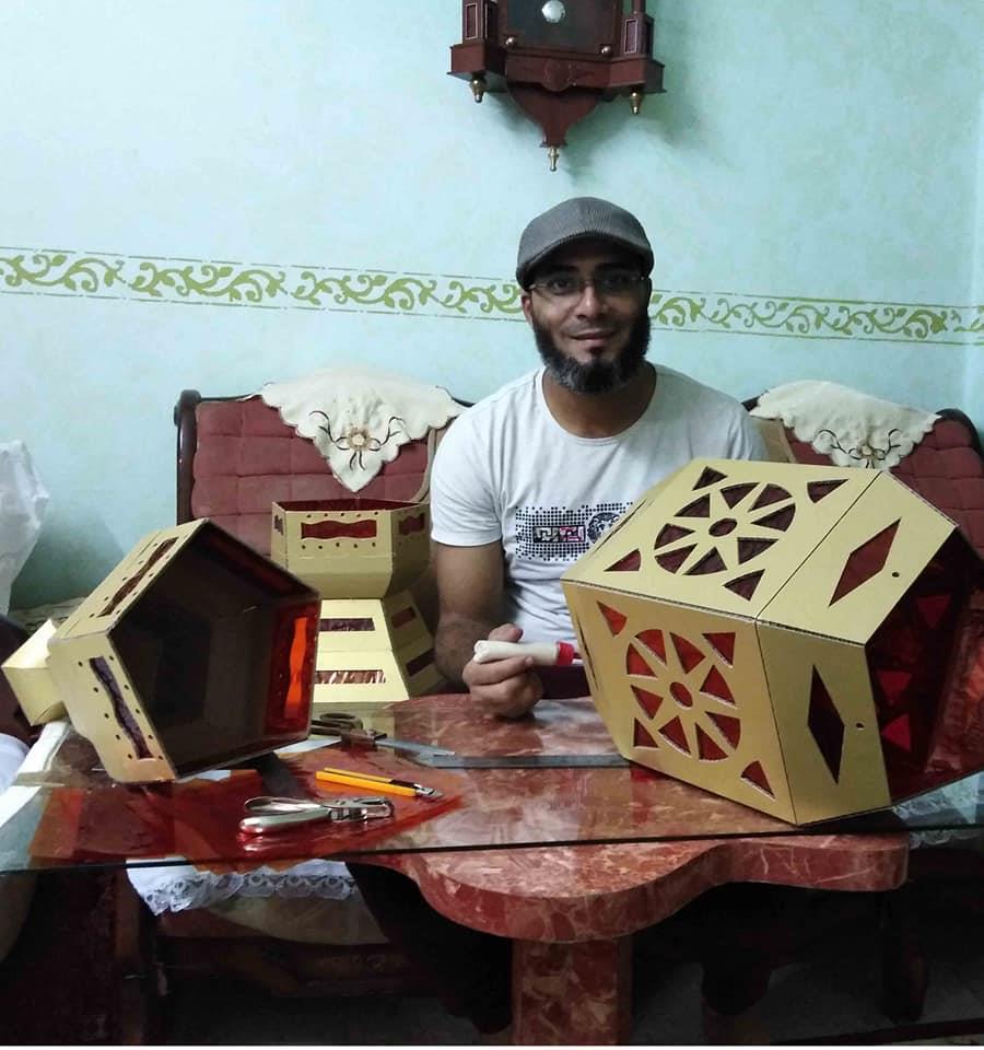 محمود يصنع أعمالا فنية من الورق (1)