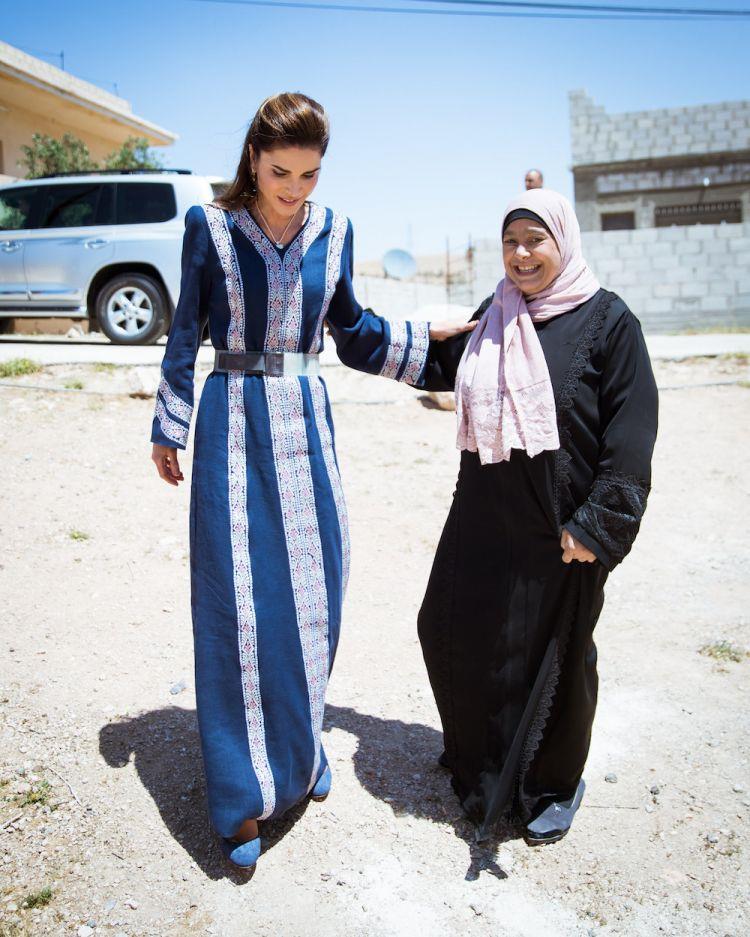 إطلالة للملكة رانيا بالثوب الأردني (1)