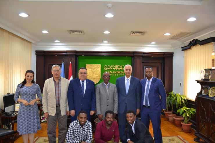 رئيس جامعة الإسكندرية يستقبل سفير روندا (2)