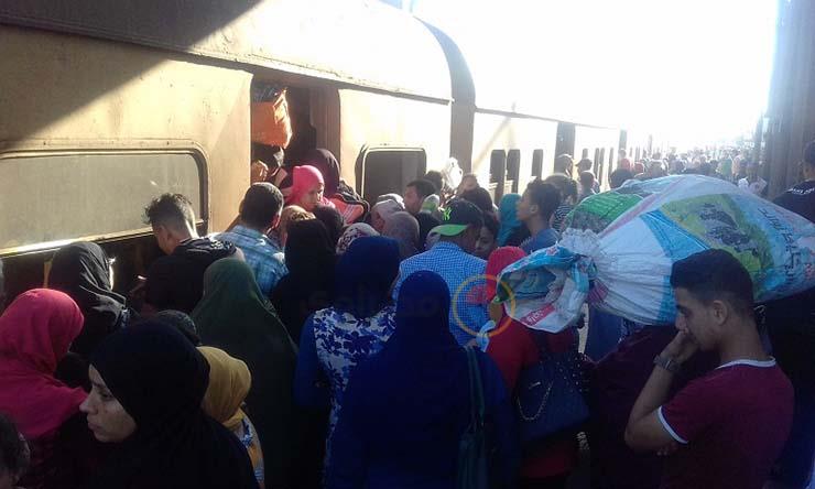 زحام شديد على االقطارات في كفر الشيخ