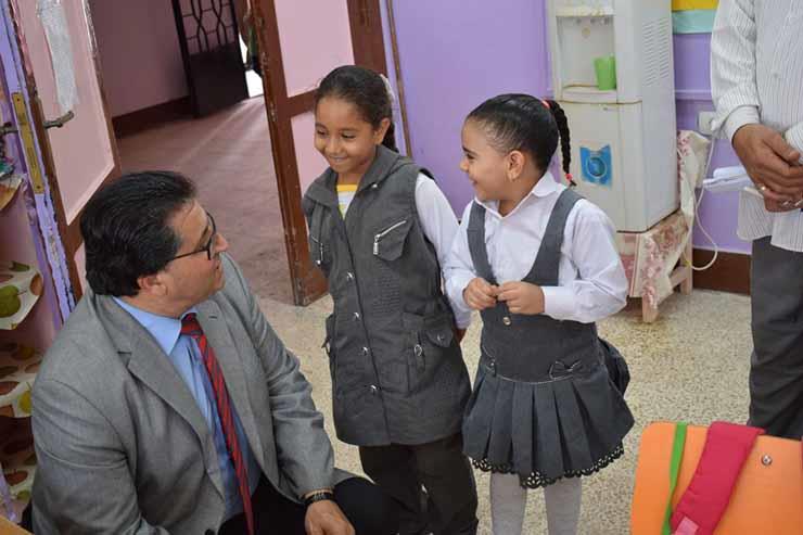 وكيل الوزارة خلال زيارته للمدرسة  (1)