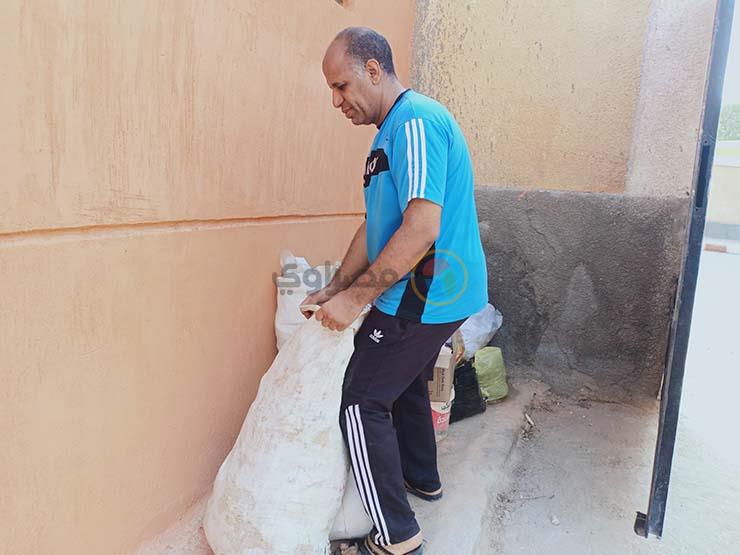 مدير مدرسة يشارك في تنظيفها وتزيينها (1)