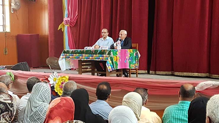 محافظ بورسعيد في لقاء مع مديري المدارس وقيادات التعليم (1)