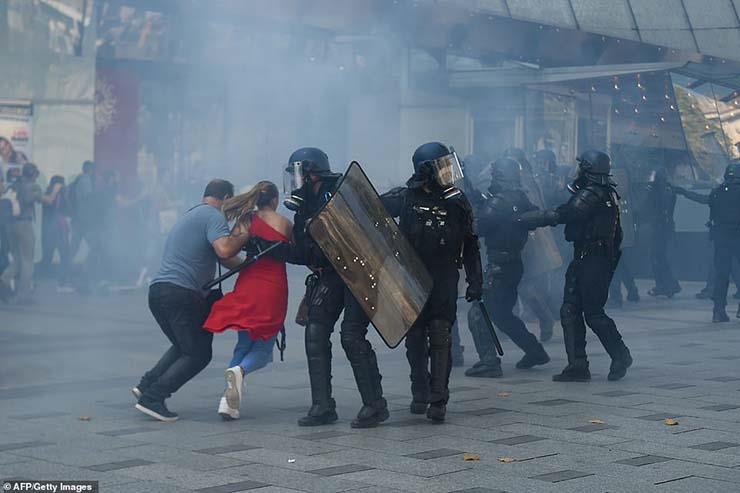 الشرطة الفرنسية تفرق محتجين وتعتقل 160 منهم (4)