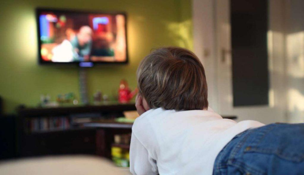 اضرار مشاهدة الاطفال التلفاز