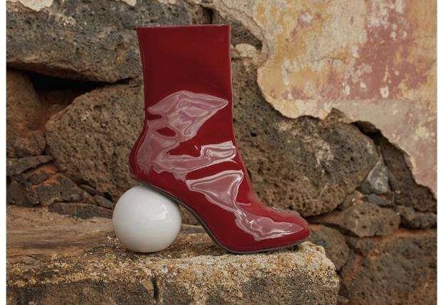 حذاء بوسي شلبي يثير السخرية بمهرجان الجونة (1)