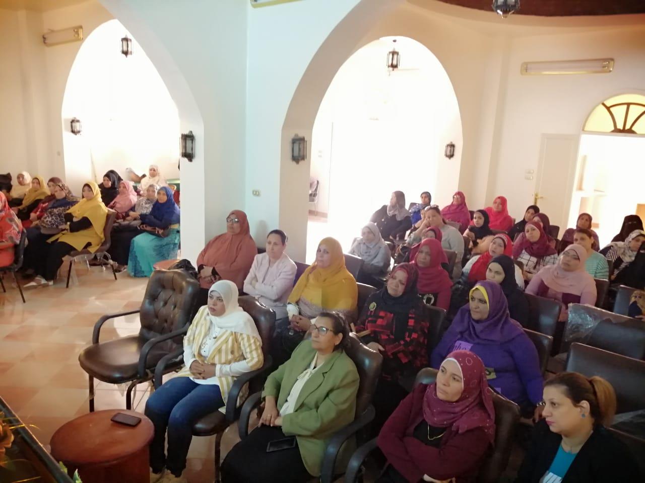 برامج الشمول المالي في ندوة بقومي المرأة في الوادي الجديد (1)