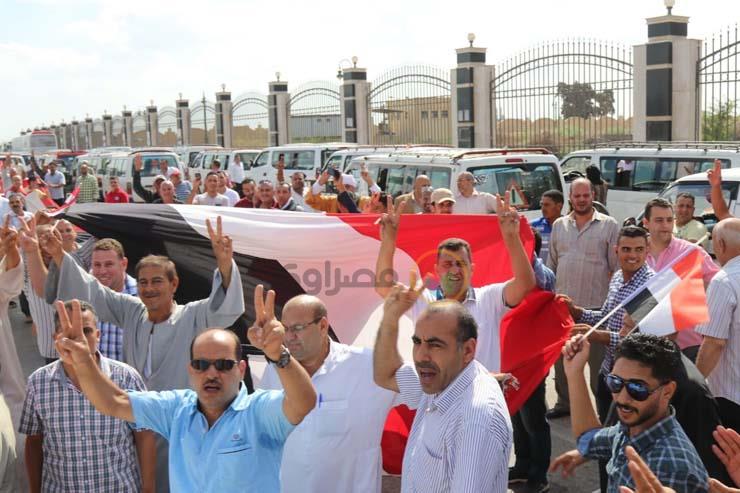 الأهالي يلوحون بعلامات النصر خلال مسيرات تأييدهم للرئيس