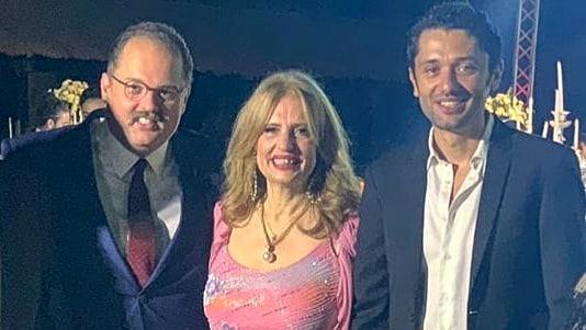 محمد محمود عبدالعزيز بصحبة والدته وشقيقه محمد محمود عبدالعزيز بصحبة والدته وشقيقه