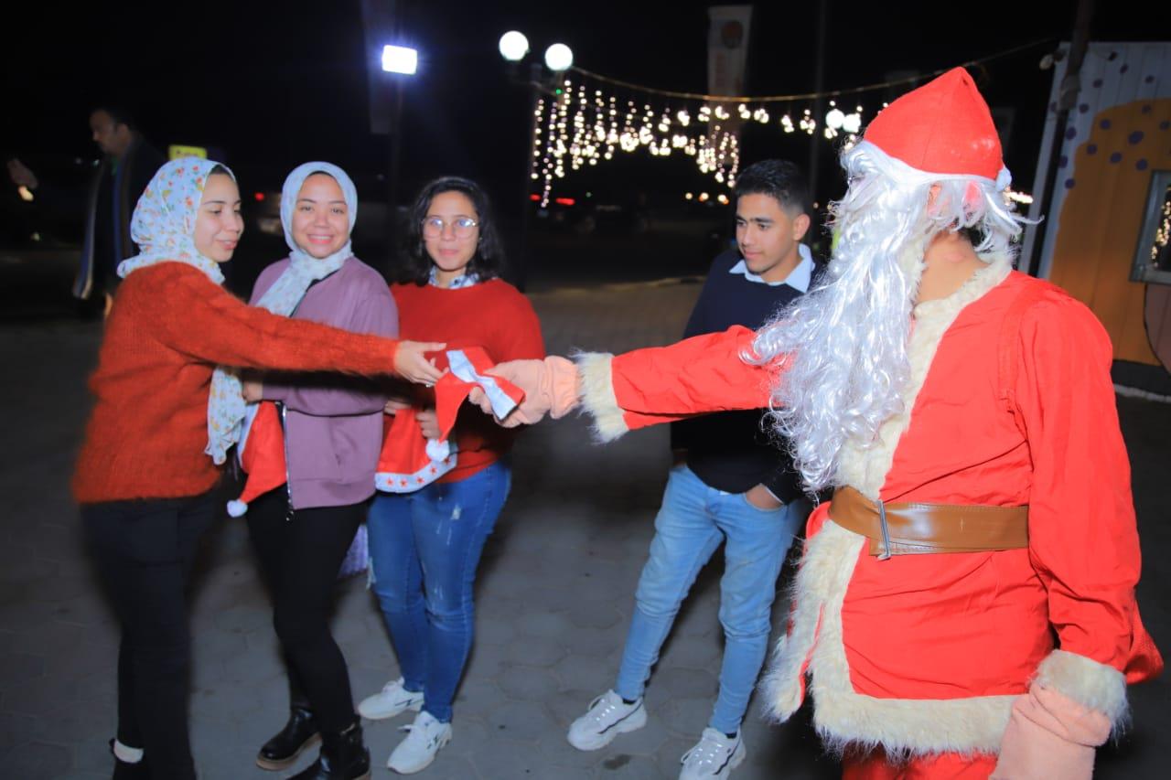 سكان الدقي وشيراتون ودمياط وطنطا يستقبلون العام الجديد في شارع ٣٠٦ 