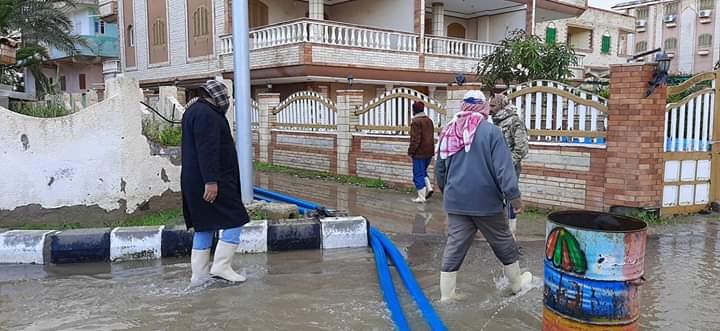 التعامل مع مياه الأمطار بمصيف بلطيم