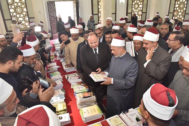 افتتاح معرض كتاب اليوم الواحد بمسجد عمر مكرم ولقاء الأئمة وخطباء المساجد