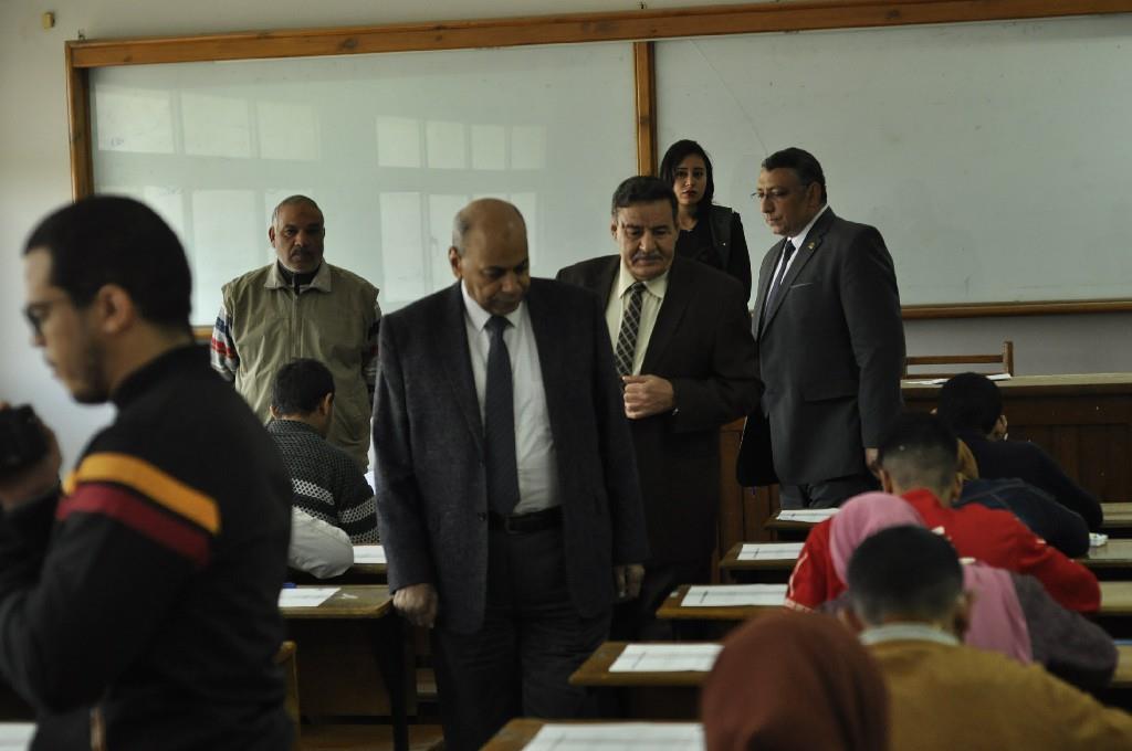 رئيس جامعة المنيا يتفقد لجان الامتحانات
