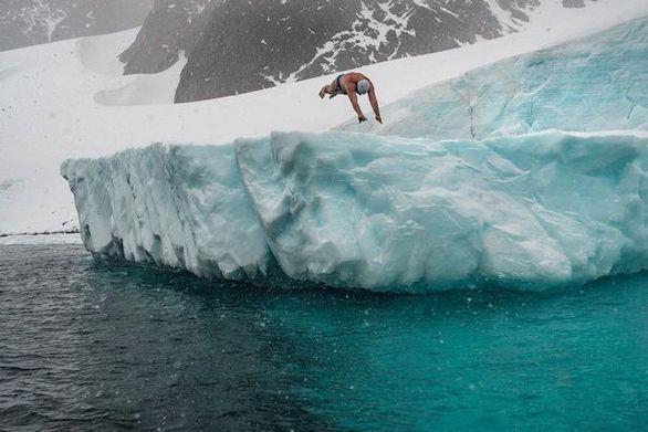 أول شخص يسبح بالقطب الجنوبي المتجمد