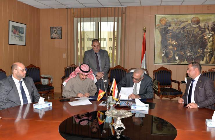 رئيس جامعة المنصورة خلال التوقيع على البروتوكول مع ممثل جامعة ماسترخبت بالكويت 