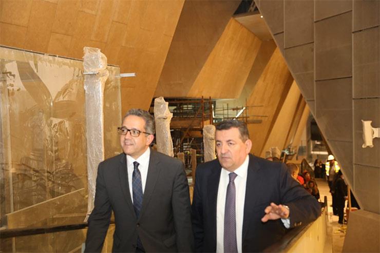 وزير الإعلام وكبار الكتاب يزورون المتحف المصري الكبير 