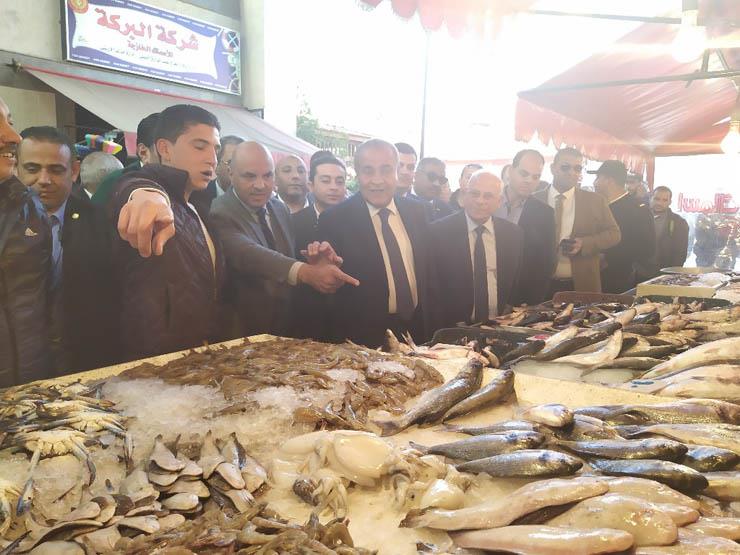 وزير التموين يتفقد سوق أسماك بورسعيد٣_3