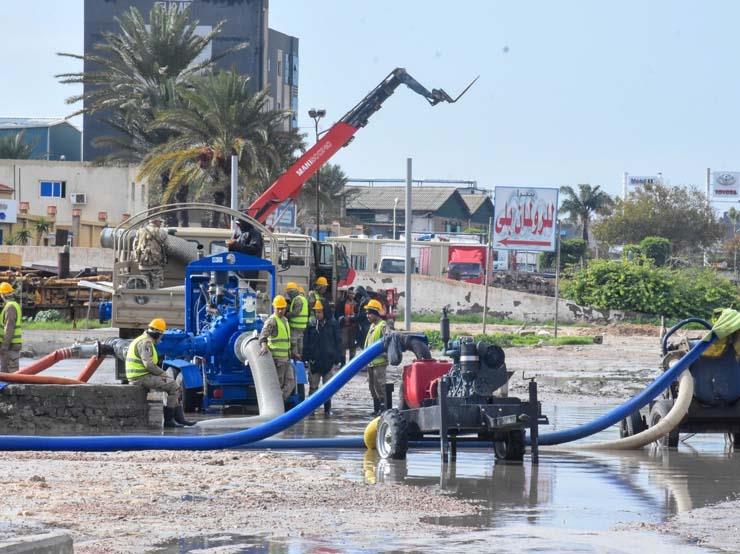 محافظ الإسكندرية يتفقد كسح مياه الأمطار