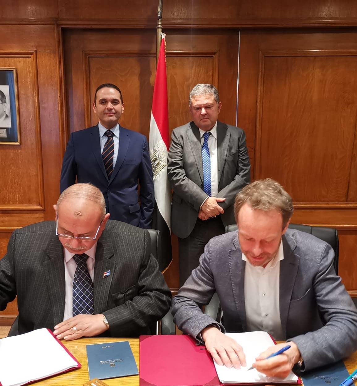 خلال توقيع العقد بين شركة الدلتا للصلب وجيمكو الهولندية
