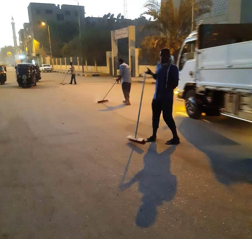 أعمال النظافة بشارع السماد بأسوان