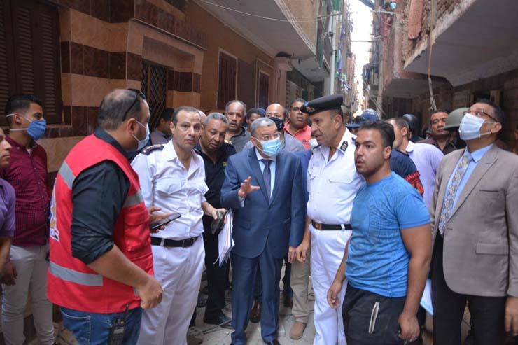  محافظ المنيا يتفقد موقع انهيار 6 منازل في حي أبو هلال بالمنيا