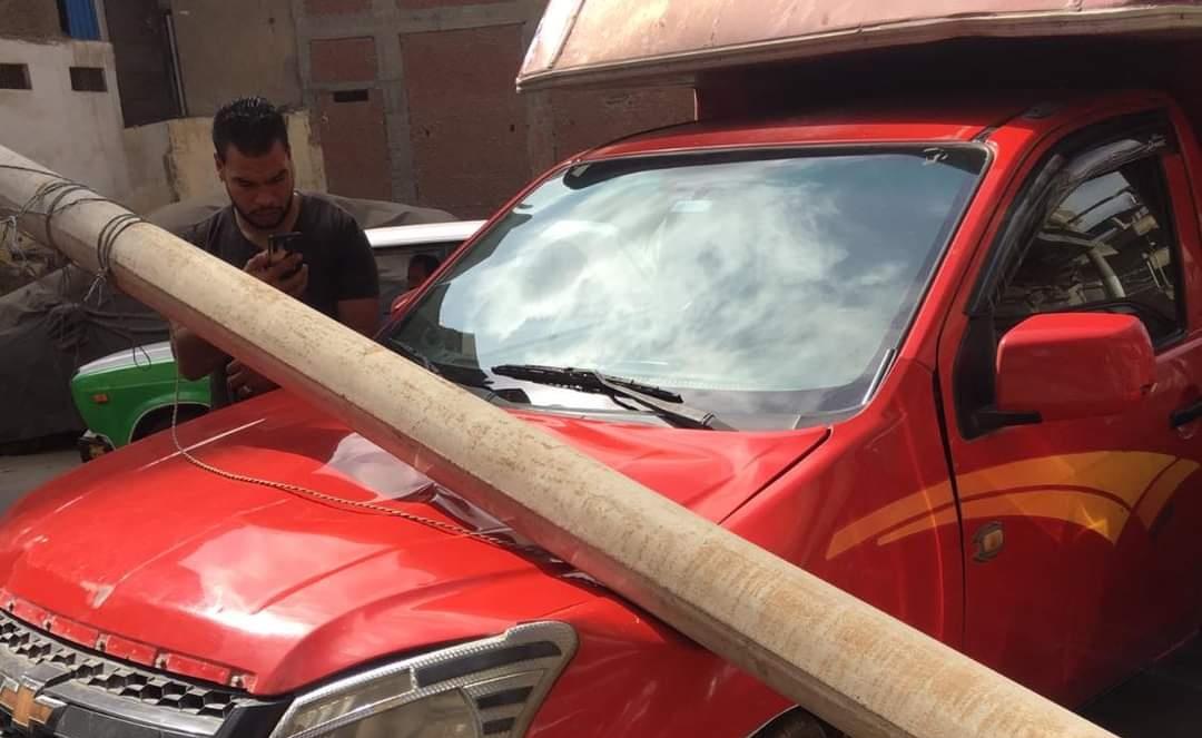 سقوط عمود إنارة على سيارة في دمنهور