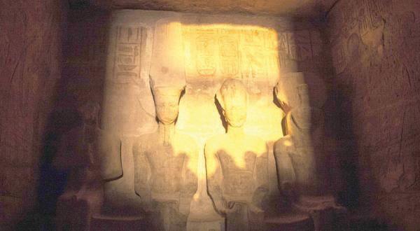 تعامد الشمس على وجه رمسيس الثاني في معبد أبو سمبل 
