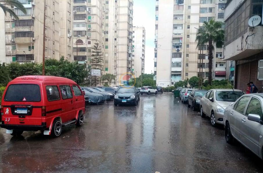 لحظة سقوط أمطار غزيرة على مناطق غرب الإسكندرية 