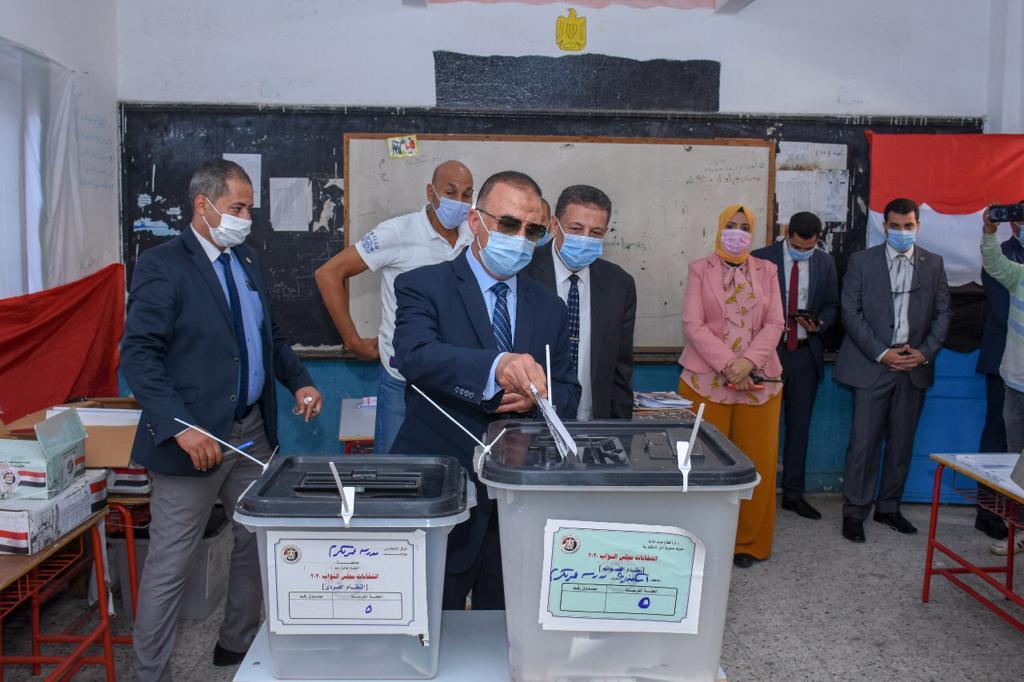 محافظ الإسكندرية يدلي بصوته فى انتخابات النواب 