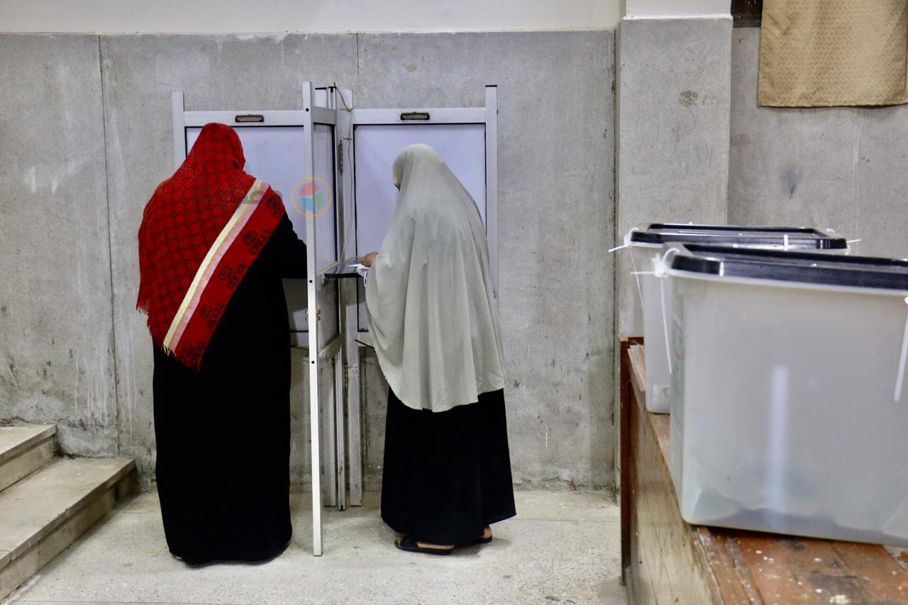 اللجان الانتخابية تواصل استقبال الناخبين بمحافظات المرحلة الأولى بعد انتهاء ساعة الراحة اللجان الانتخابية تواصل استقبال الناخبين بمحافظات المرحلة الأولى بعد انتهاء ساعة الراحة