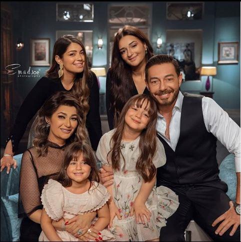 أحمد زاهر وزوجته وبناته الأربعة