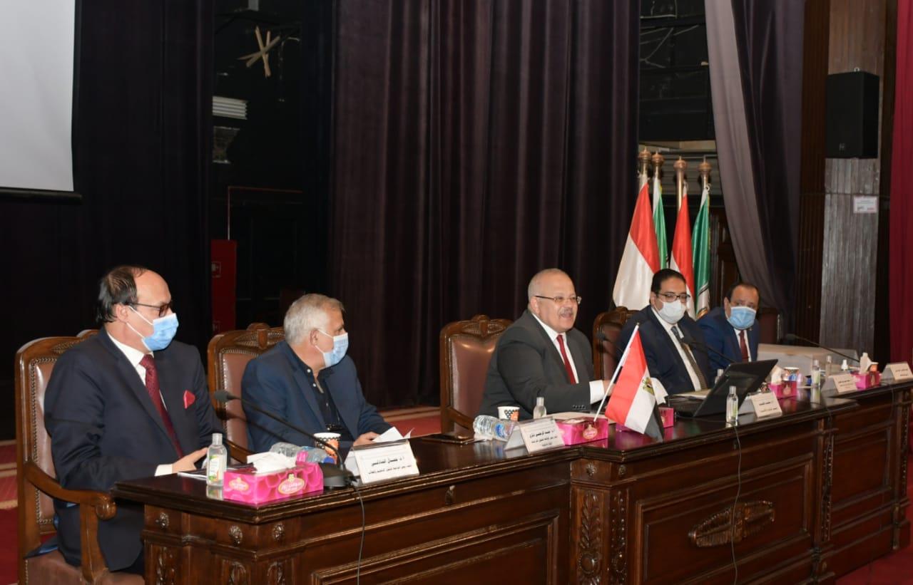 رئيس جامعة القاهرة يعلن بدء الإطلاق التجريبي لمنصة الاختبارات الإلكترونية