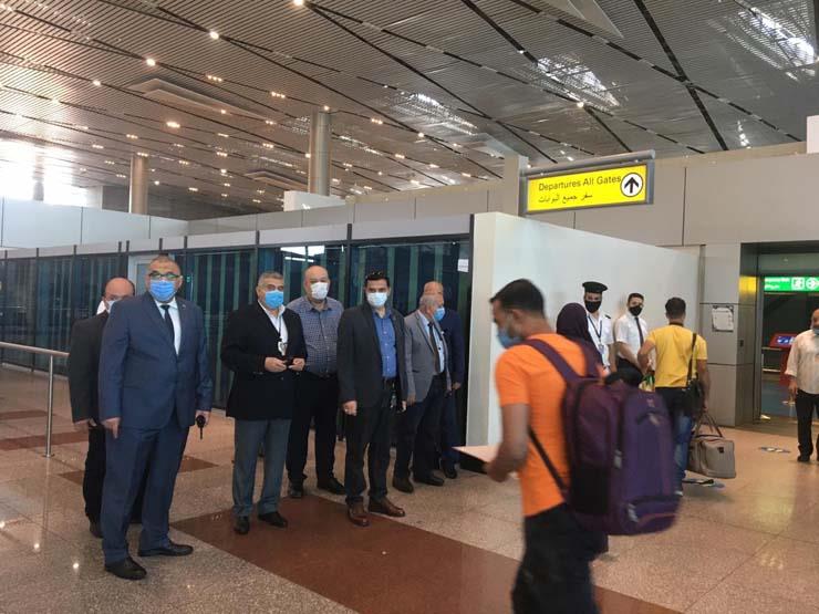 نائب وزير الطيران يتفقد حركة الركاب بمبنى 2 بمطار القاهرة