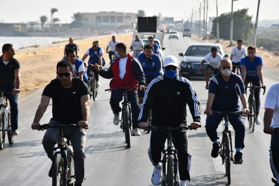 الدكتور أحمد الأنصارى محافظ الفيوم يتقدم متسابقى الدراجات