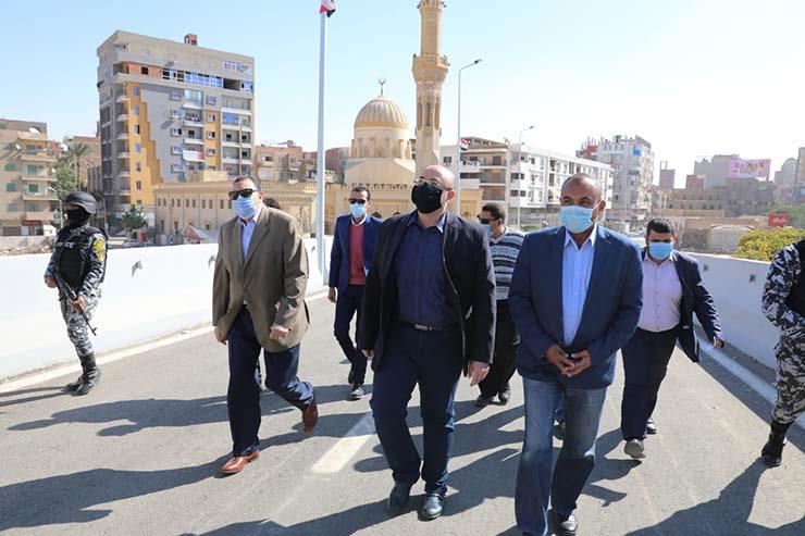 محافظ بني سويف يتفقد منطقة الكوبري الجديد 