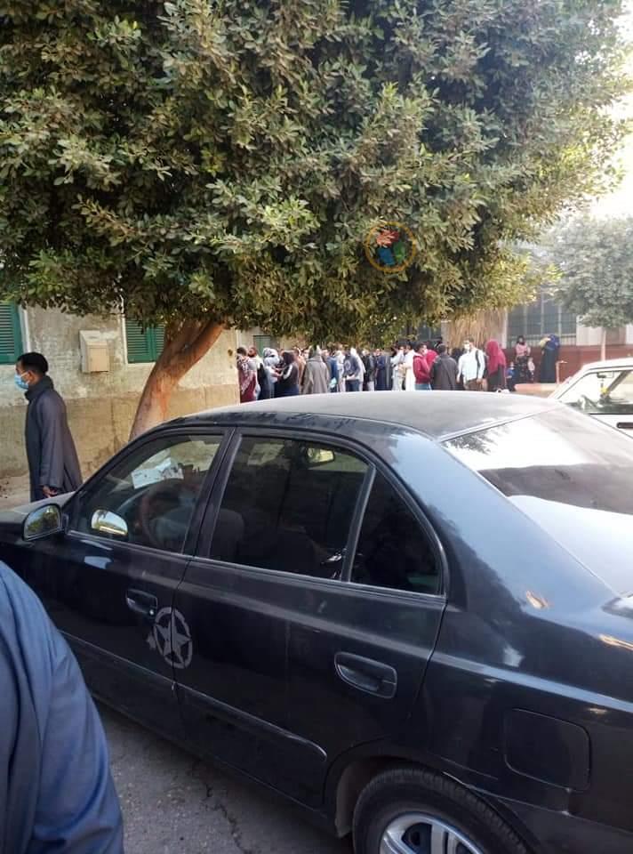 زحام المسافرين أمام معمل pcr  بمستشفى أخميم