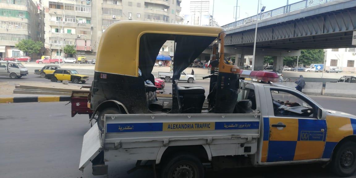 ضبط مركبات توكتوك مخالفة في الإسكندرية