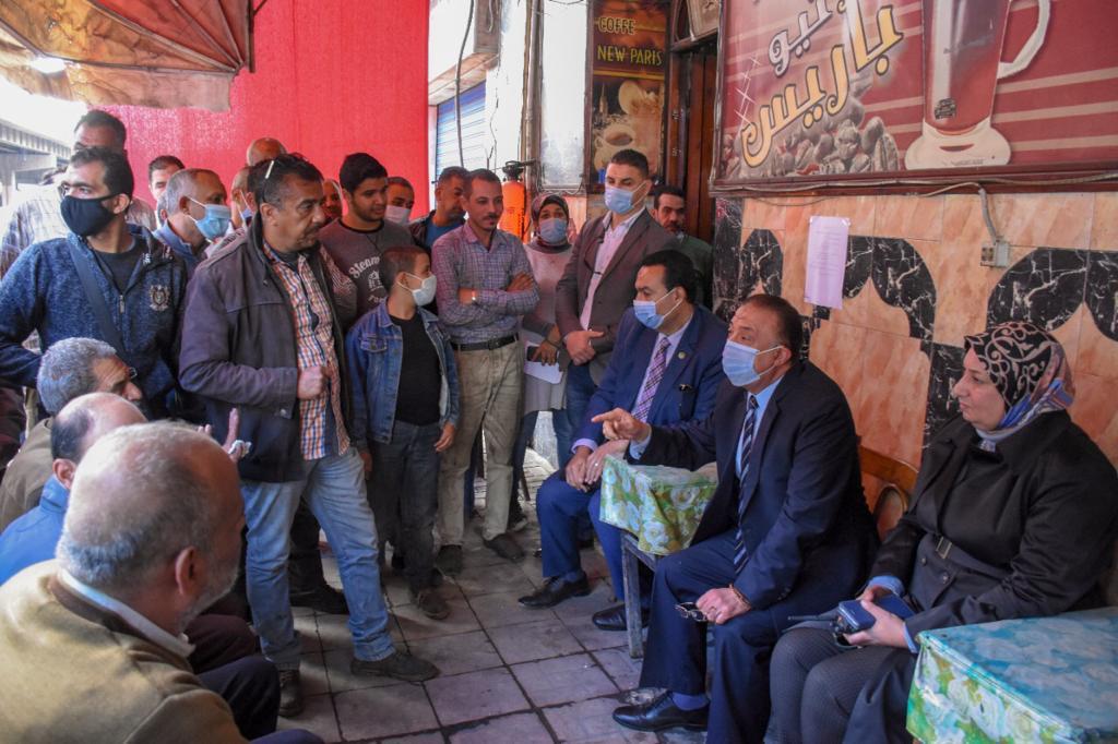 محافظ الإسكندرية يستمع لشكاوى مواطنين بمقهى شعبي١