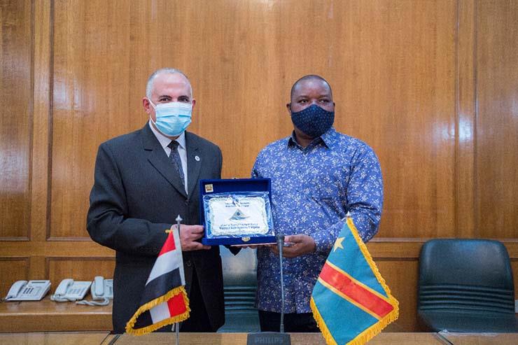 وزير الري يهدي مع وزير البيئة الكونغولي درع الوزارة