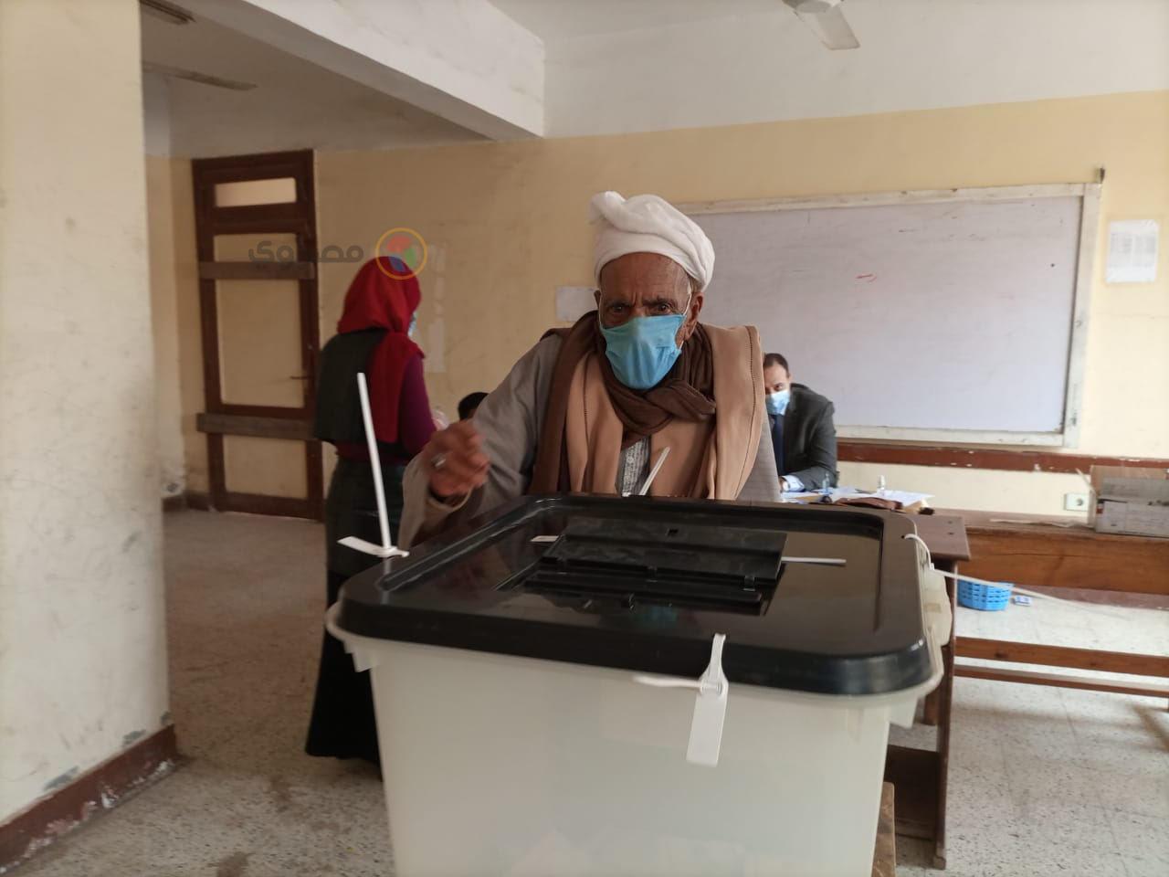 مُسن يصر على التصويت في إعادة انتخابات النواب ببني سويف