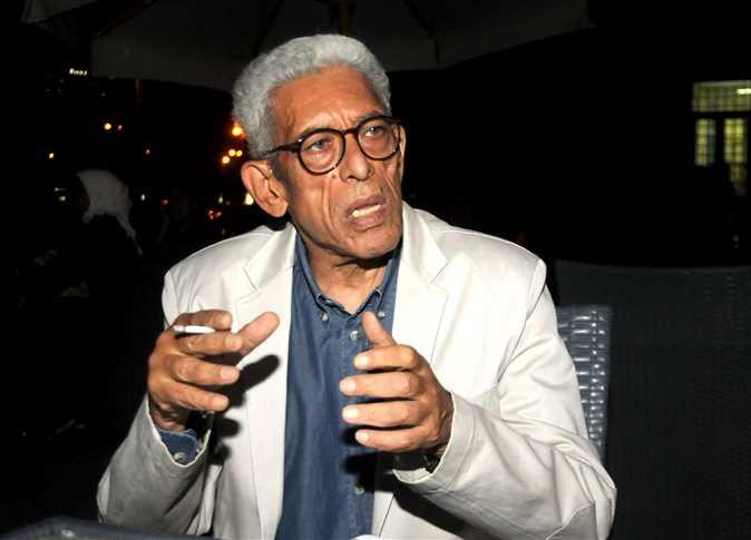داوود عبد السيد عن لقب عادل إمام: "الألقاب كلام فارغ.. زعيم مين؟" (فيديو) داوود عبد السيد عن لقب عادل إمام: "الألقاب كلام فارغ.. زعيم مين؟" (فيديو)