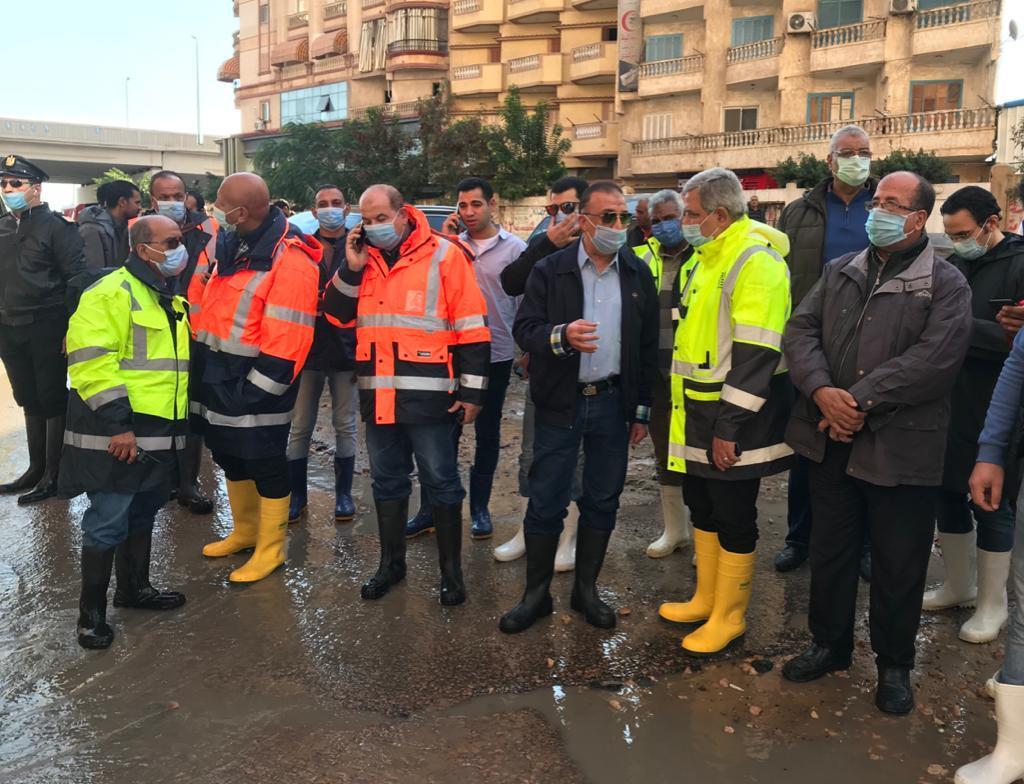 محافظ الإسكندرية يتفقد كسح مياه الأمطار (1)